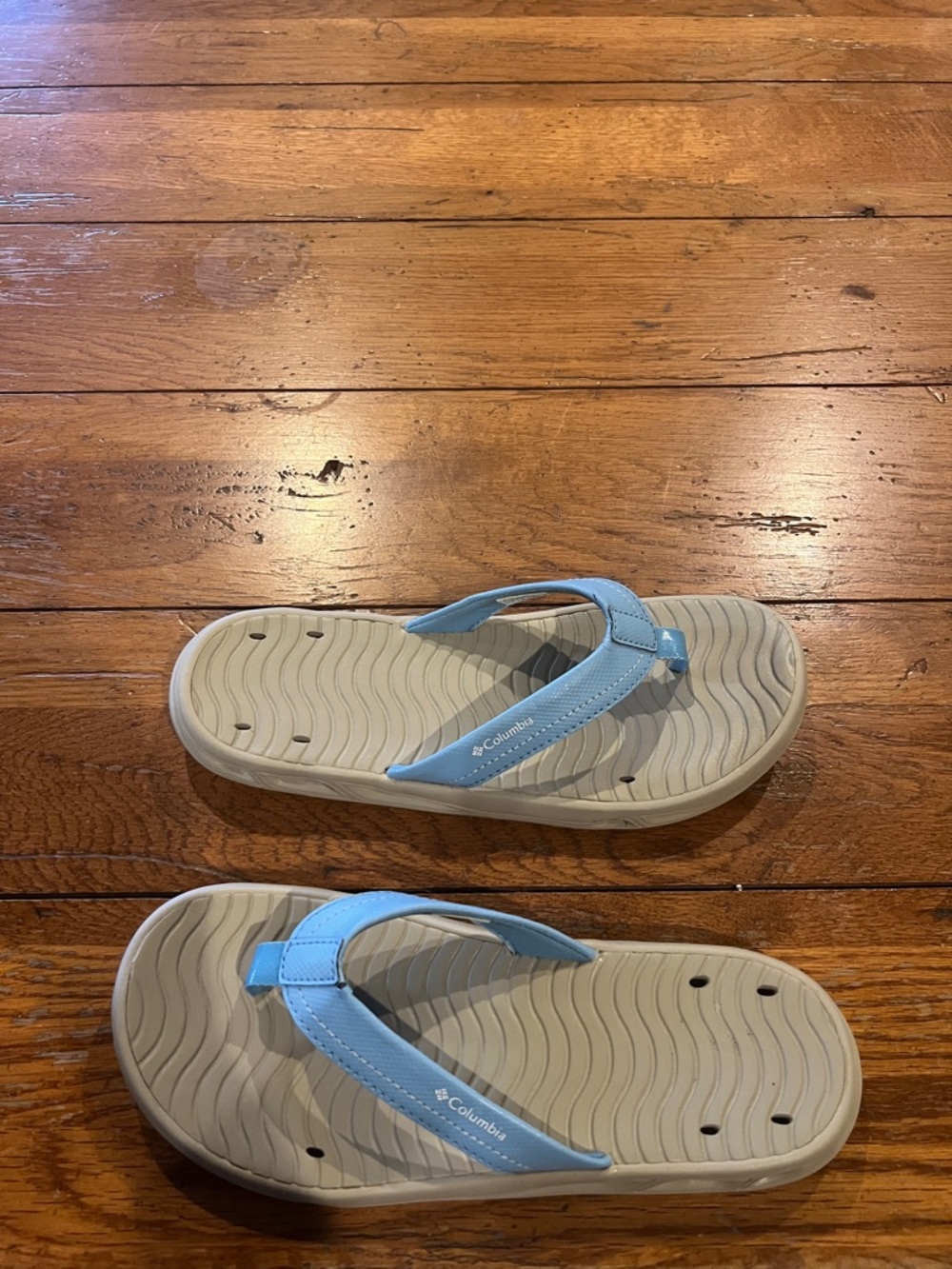 Columbia Sky Blue and Beige Women's Flip Flops Size 8. Clean/good condition!